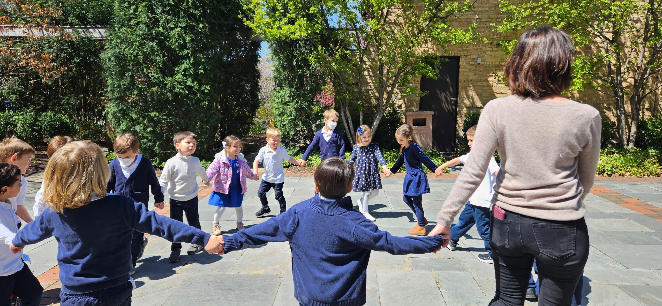 Children in a circle at La Petite École de Chicago